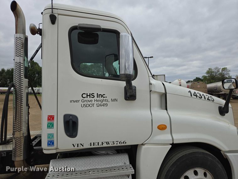 image for item ER5262 2014 Freightliner Cascadia 125 semi truck