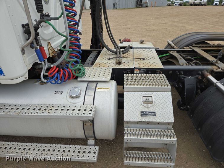 image for item ER5262 2014 Freightliner Cascadia 125 semi truck