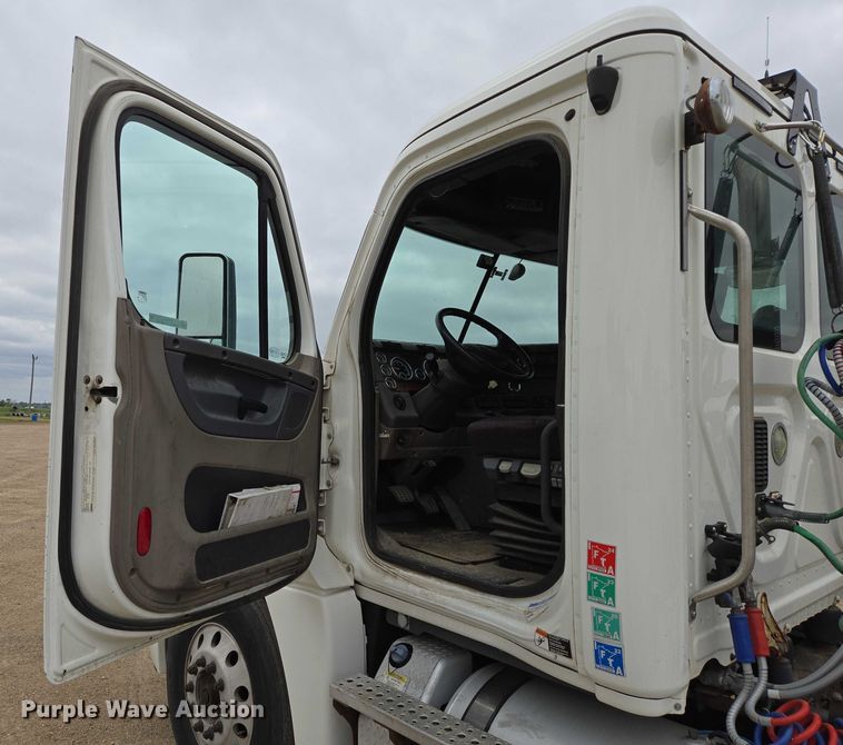 image for item ER5262 2014 Freightliner Cascadia 125 semi truck