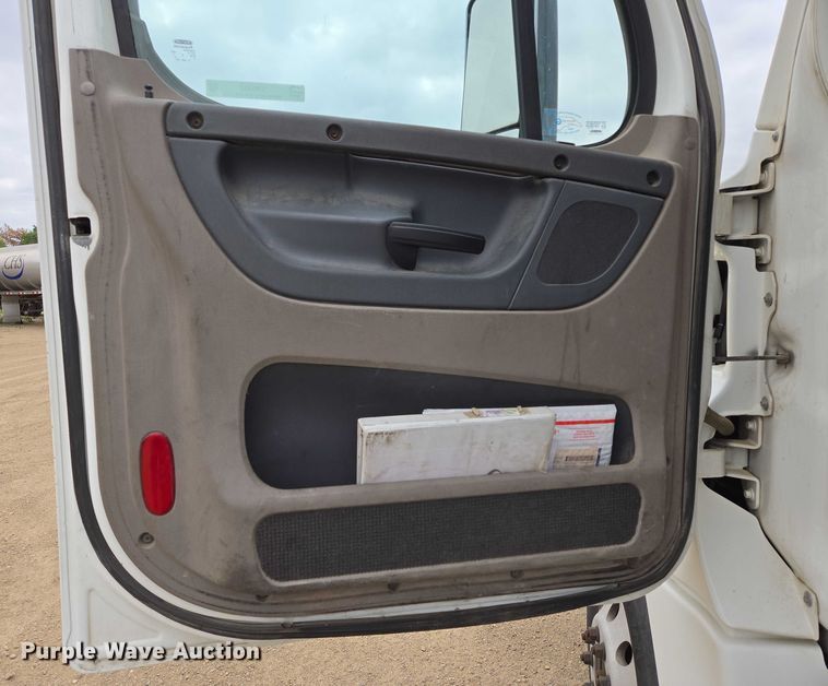 image for item ER5262 2014 Freightliner Cascadia 125 semi truck