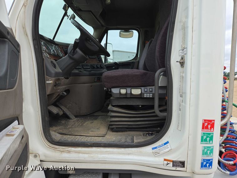 image for item ER5262 2014 Freightliner Cascadia 125 semi truck