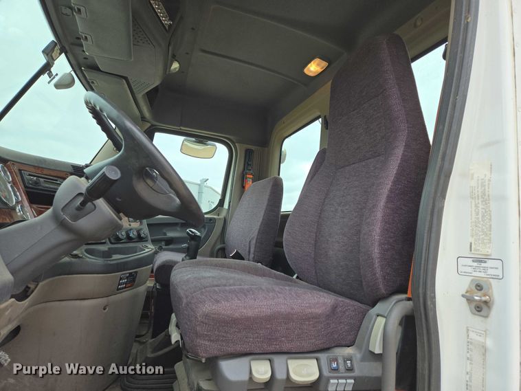 image for item ER5262 2014 Freightliner Cascadia 125 semi truck