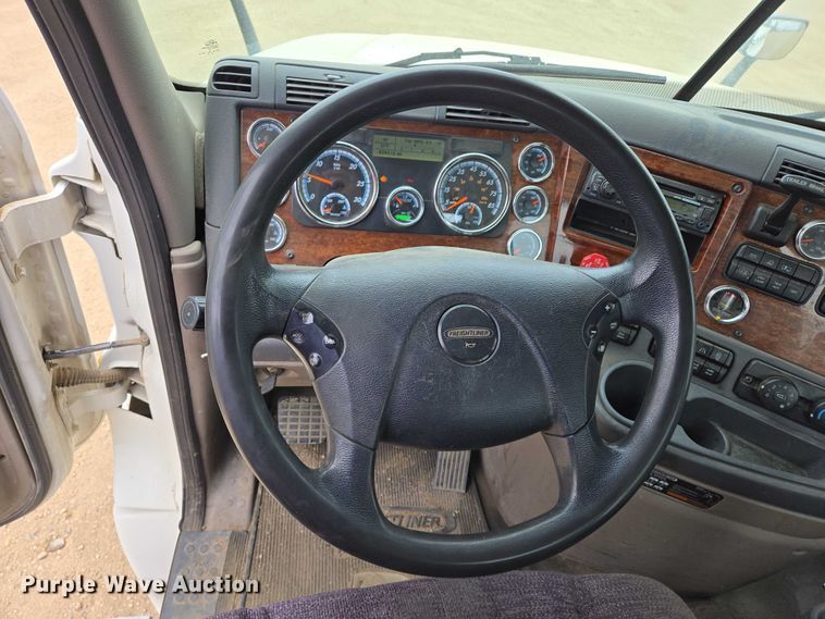 image for item ER5262 2014 Freightliner Cascadia 125 semi truck