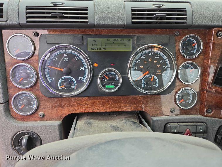 image for item ER5262 2014 Freightliner Cascadia 125 semi truck