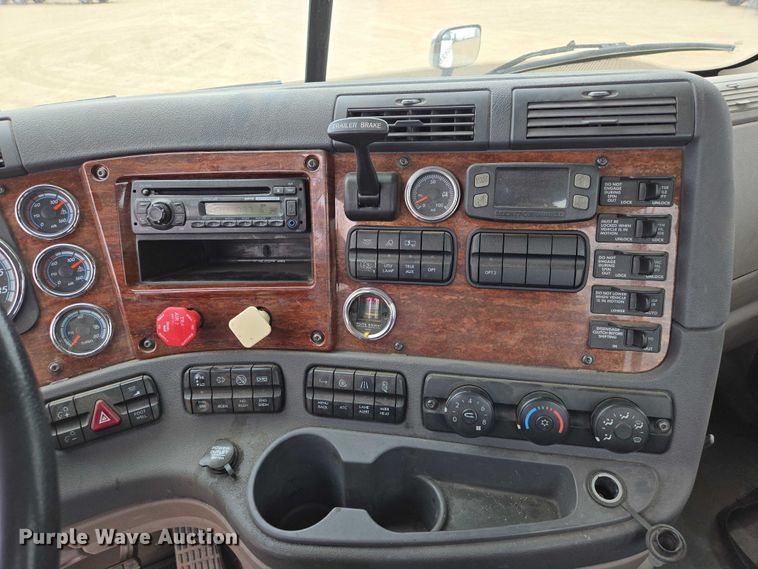 image for item ER5262 2014 Freightliner Cascadia 125 semi truck