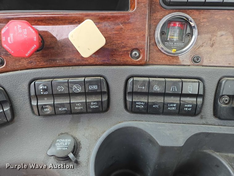 image for item ER5262 2014 Freightliner Cascadia 125 semi truck