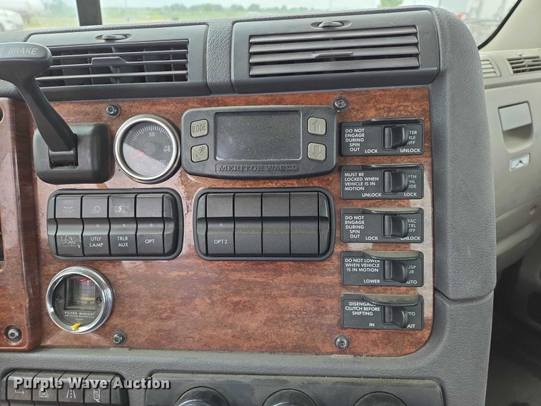 image for item ER5262 2014 Freightliner Cascadia 125 semi truck