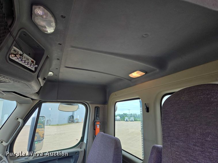 image for item ER5262 2014 Freightliner Cascadia 125 semi truck