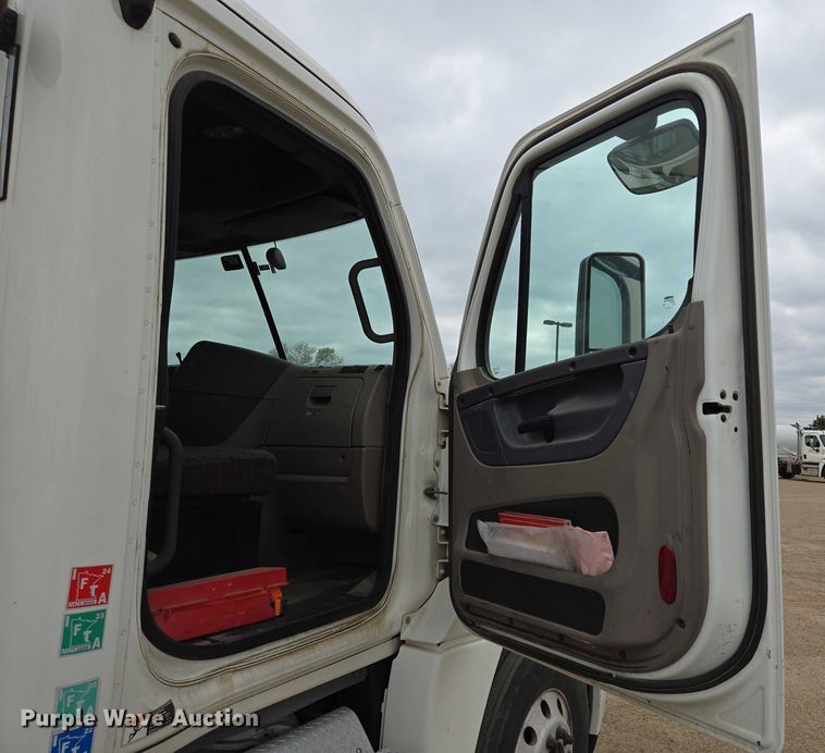 image for item ER5262 2014 Freightliner Cascadia 125 semi truck