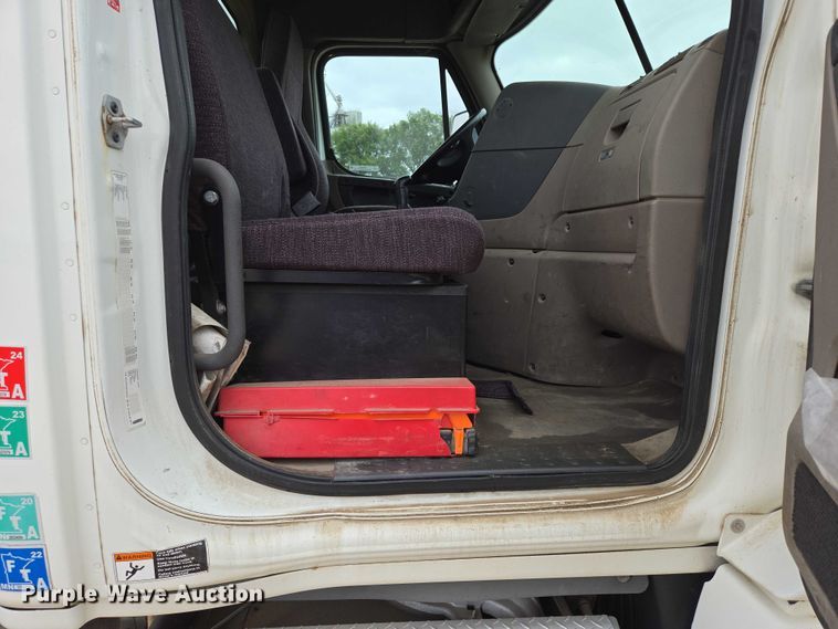 image for item ER5262 2014 Freightliner Cascadia 125 semi truck