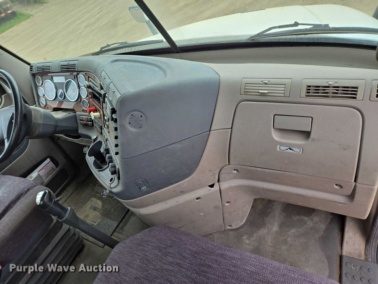 image for item ER5262 2014 Freightliner Cascadia 125 semi truck