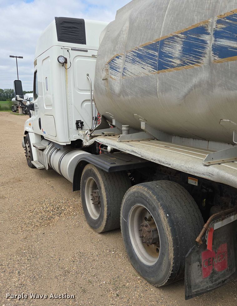 image for item ER5263 2015 Freightliner Cascadia 125 semi truck
