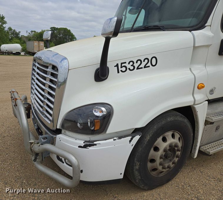 image for item ER5263 2015 Freightliner Cascadia 125 semi truck