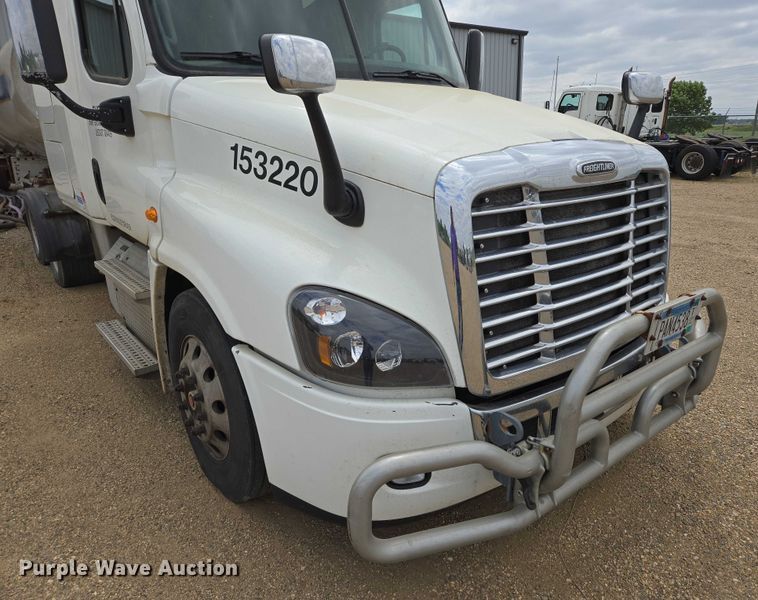 image for item ER5263 2015 Freightliner Cascadia 125 semi truck