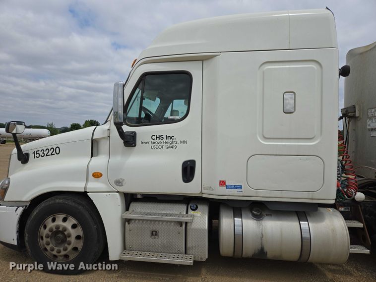 image for item ER5263 2015 Freightliner Cascadia 125 semi truck
