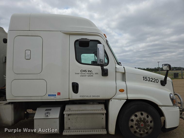 image for item ER5263 2015 Freightliner Cascadia 125 semi truck
