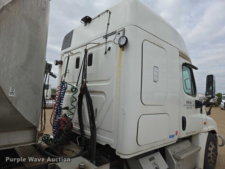 image for item ER5263 2015 Freightliner Cascadia 125 semi truck