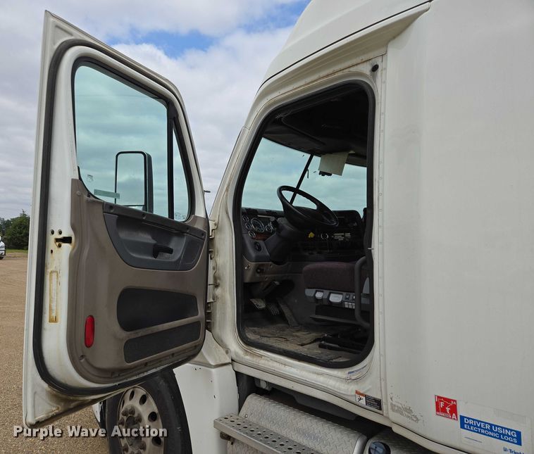 image for item ER5263 2015 Freightliner Cascadia 125 semi truck