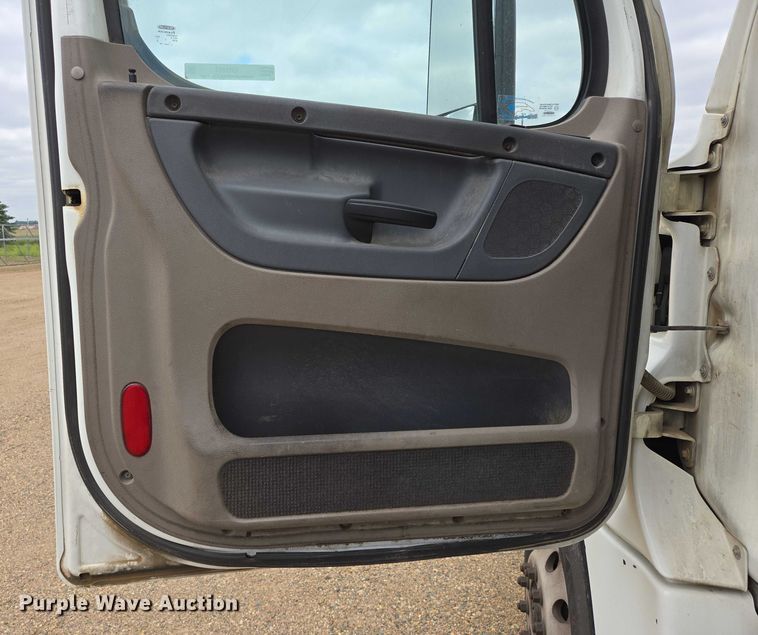 image for item ER5263 2015 Freightliner Cascadia 125 semi truck