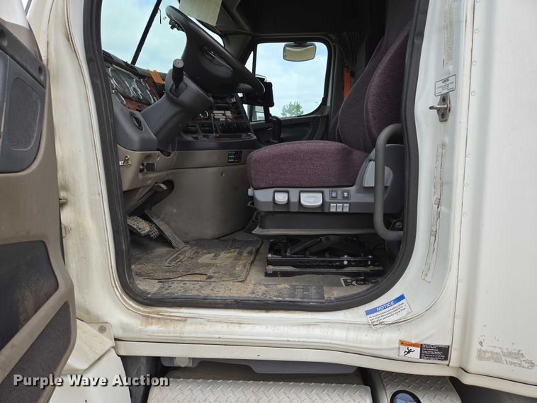 image for item ER5263 2015 Freightliner Cascadia 125 semi truck