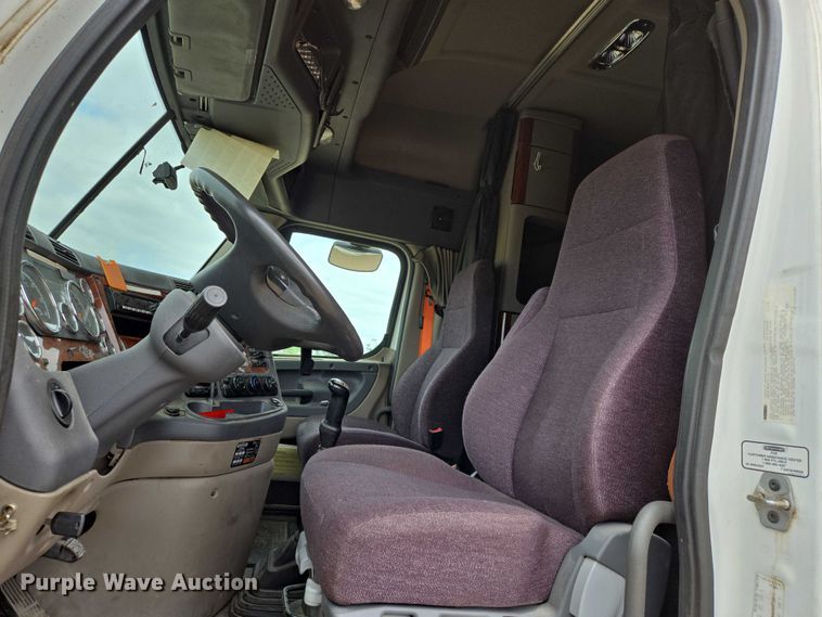 image for item ER5263 2015 Freightliner Cascadia 125 semi truck