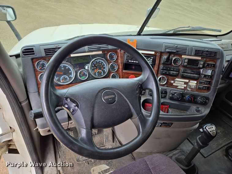 image for item ER5263 2015 Freightliner Cascadia 125 semi truck