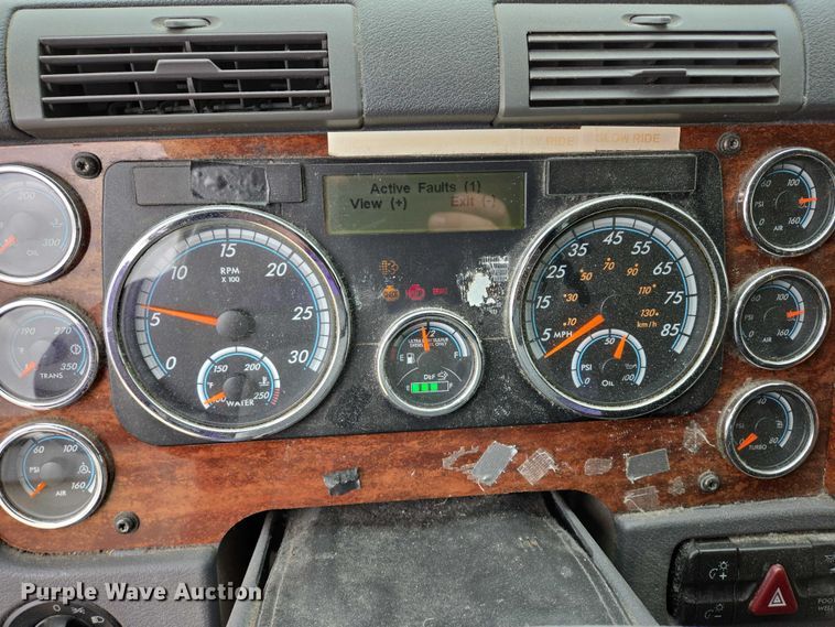 image for item ER5263 2015 Freightliner Cascadia 125 semi truck