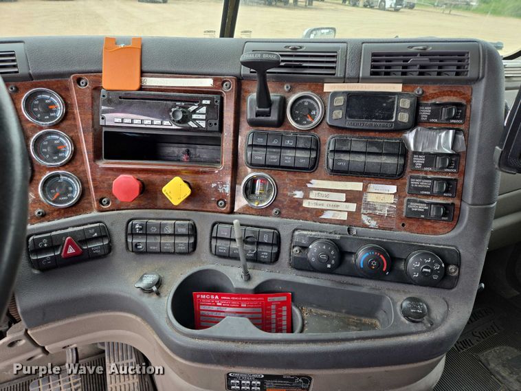 image for item ER5263 2015 Freightliner Cascadia 125 semi truck