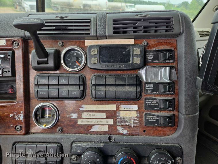 image for item ER5263 2015 Freightliner Cascadia 125 semi truck