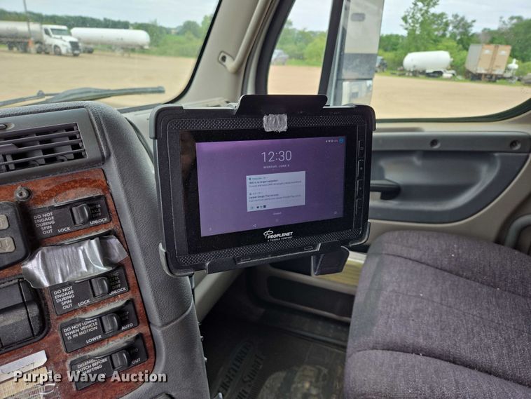 image for item ER5263 2015 Freightliner Cascadia 125 semi truck