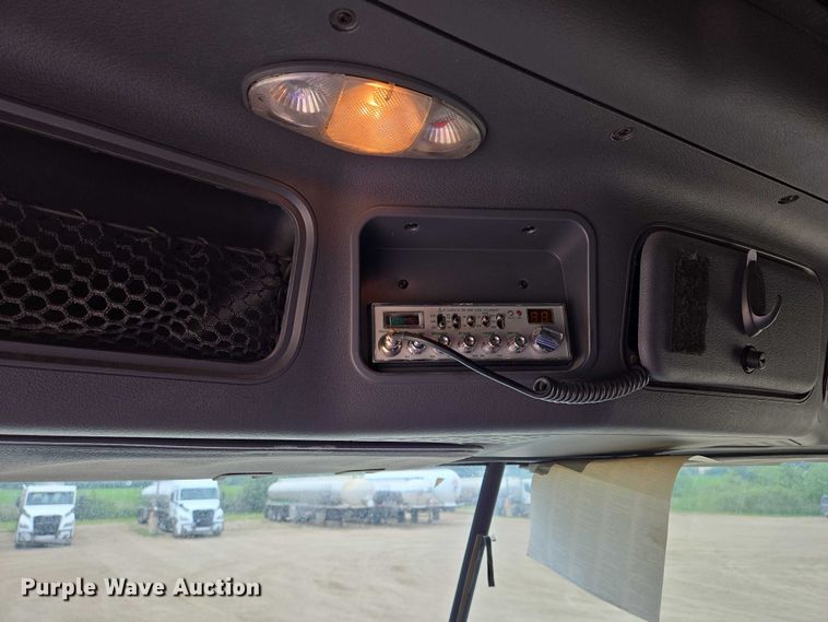 image for item ER5263 2015 Freightliner Cascadia 125 semi truck