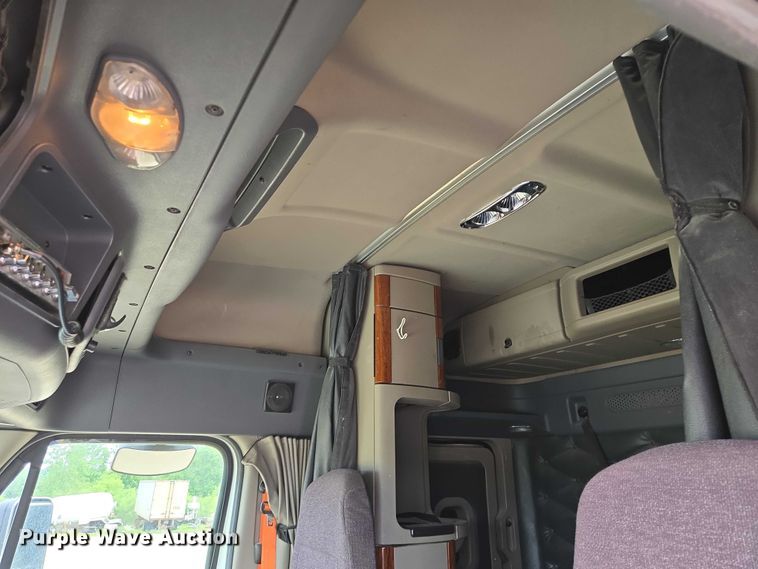 image for item ER5263 2015 Freightliner Cascadia 125 semi truck