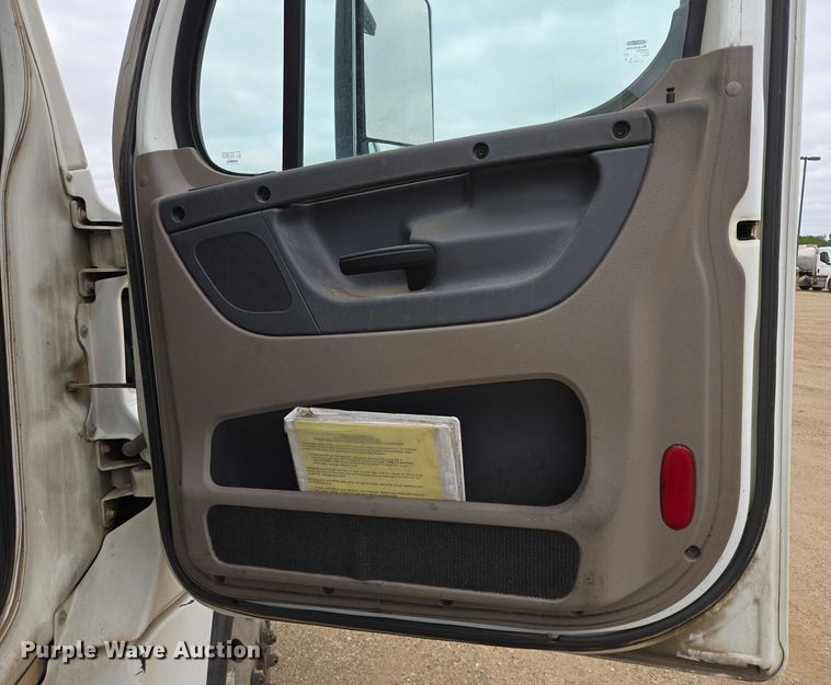 image for item ER5263 2015 Freightliner Cascadia 125 semi truck