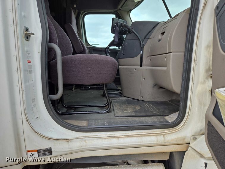 image for item ER5263 2015 Freightliner Cascadia 125 semi truck