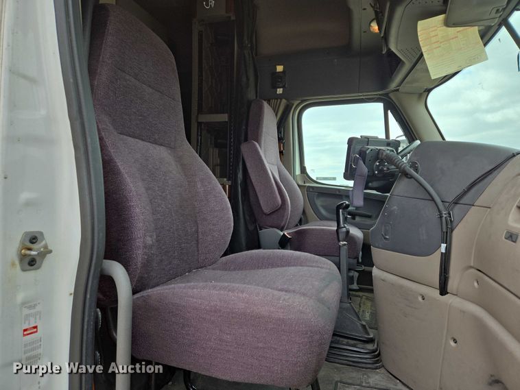 image for item ER5263 2015 Freightliner Cascadia 125 semi truck