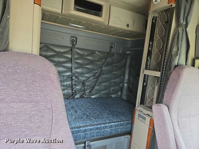 image for item ER5263 2015 Freightliner Cascadia 125 semi truck