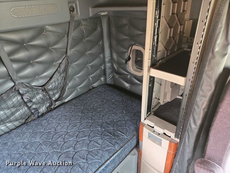 image for item ER5263 2015 Freightliner Cascadia 125 semi truck