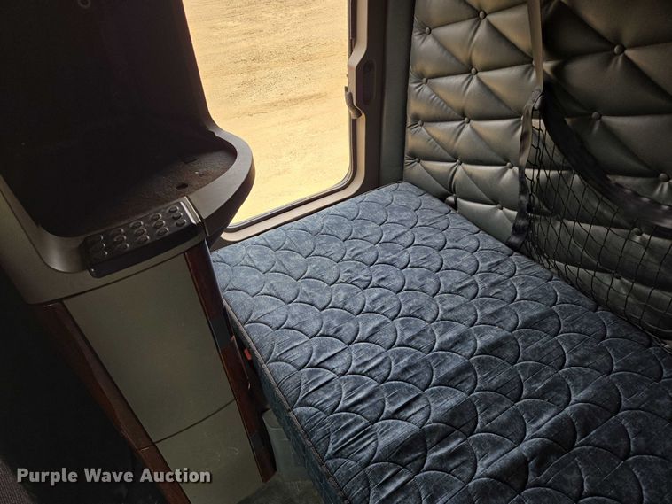 image for item ER5263 2015 Freightliner Cascadia 125 semi truck