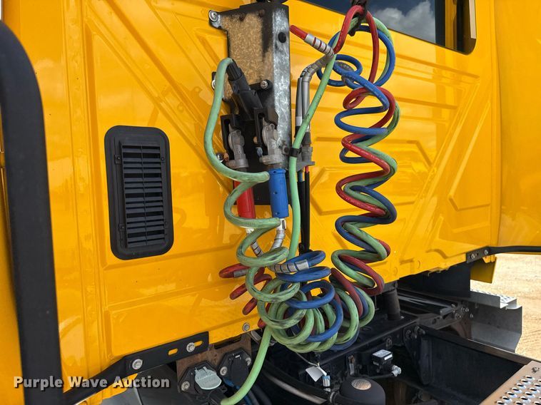 image for item HI9251 2021 International LT625 semi truck