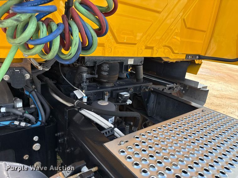 image for item HI9251 2021 International LT625 semi truck