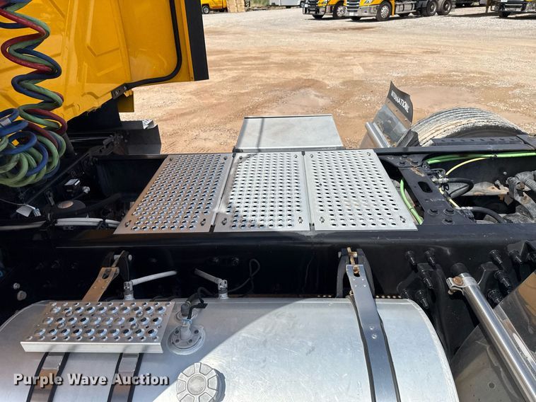 image for item HI9251 2021 International LT625 semi truck