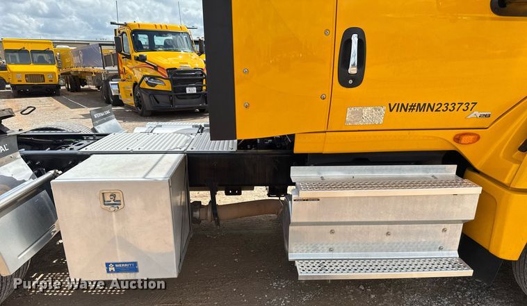 image for item HI9251 2021 International LT625 semi truck