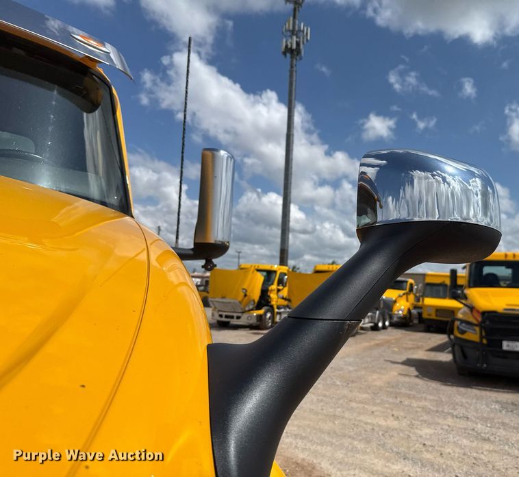 image for item HI9251 2021 International LT625 semi truck