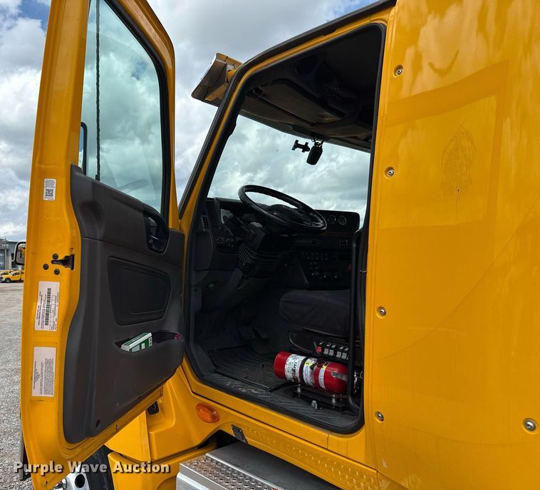 image for item HI9251 2021 International LT625 semi truck