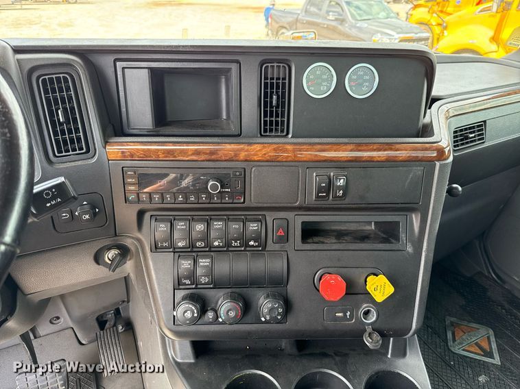 image for item HI9251 2021 International LT625 semi truck