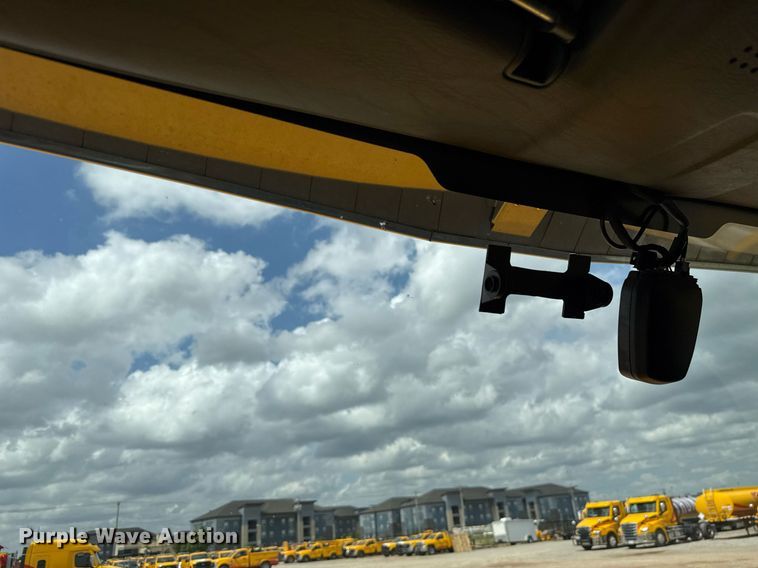 image for item HI9251 2021 International LT625 semi truck