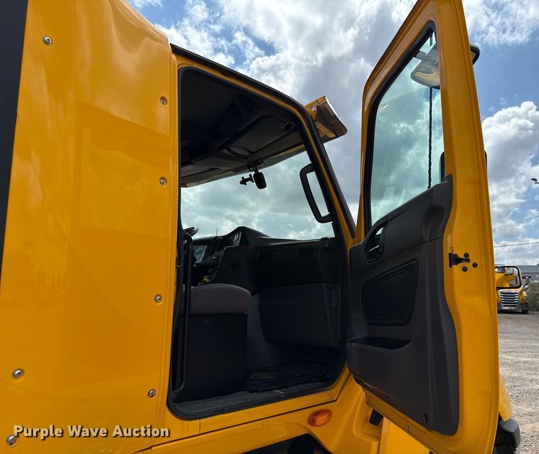 image for item HI9251 2021 International LT625 semi truck