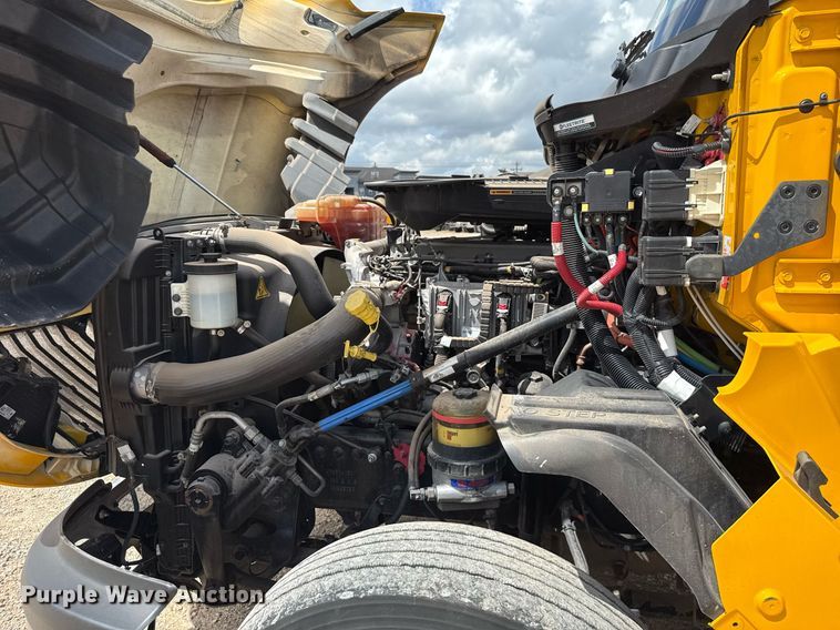 image for item HI9251 2021 International LT625 semi truck