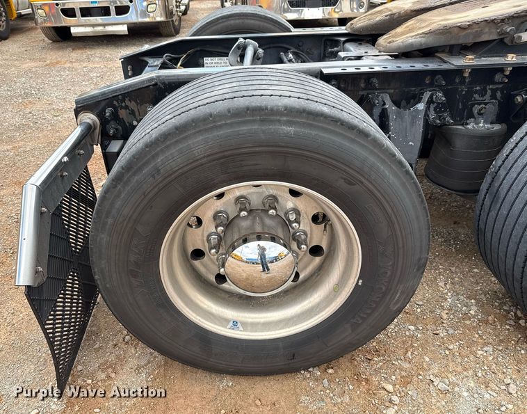 image for item HI9251 2021 International LT625 semi truck