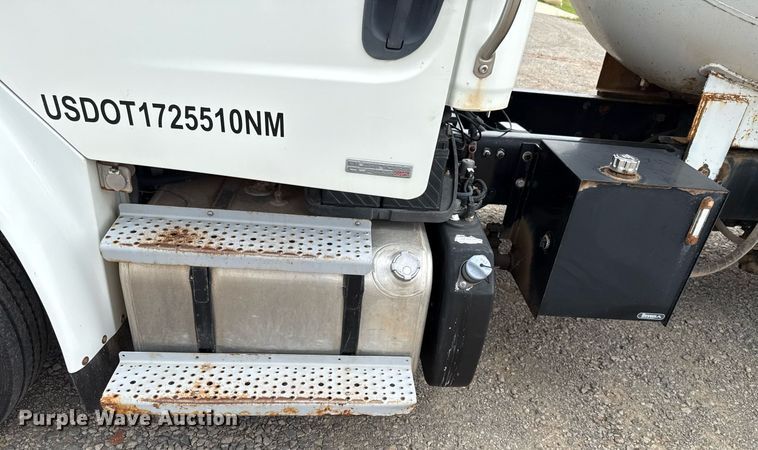 image for item HI9263 2011 Freightliner Business Class M2 truck cab and chassis